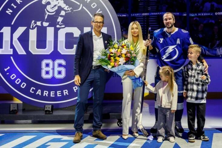 Никиту Кучерова поздравили с 1000 очков в НХЛ