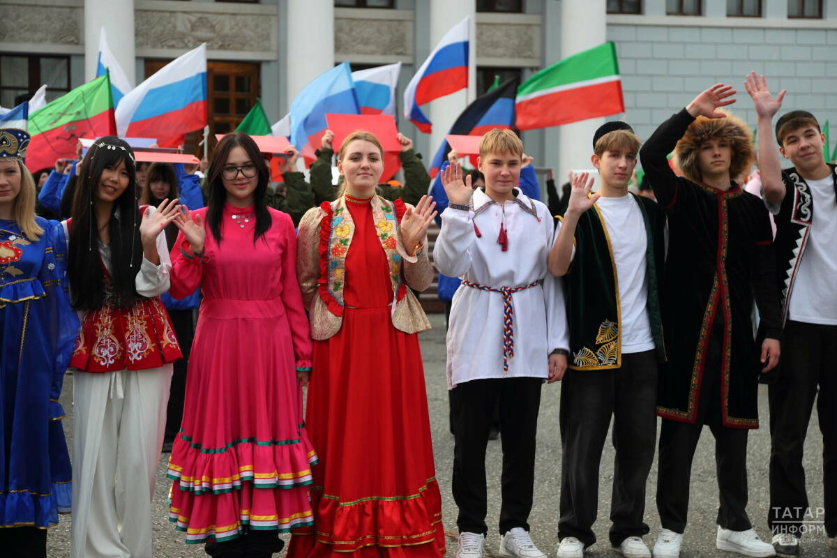 Ко Дню народного единства в Казани прошел патриотический флешмоб