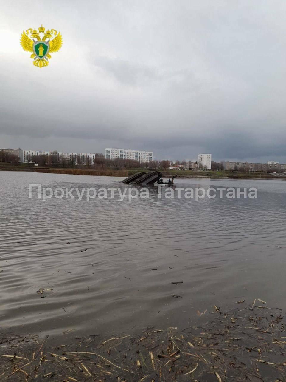 Плавающий экскаватор с водителем затонул в Мелекеске, мужчину ищут водолазы