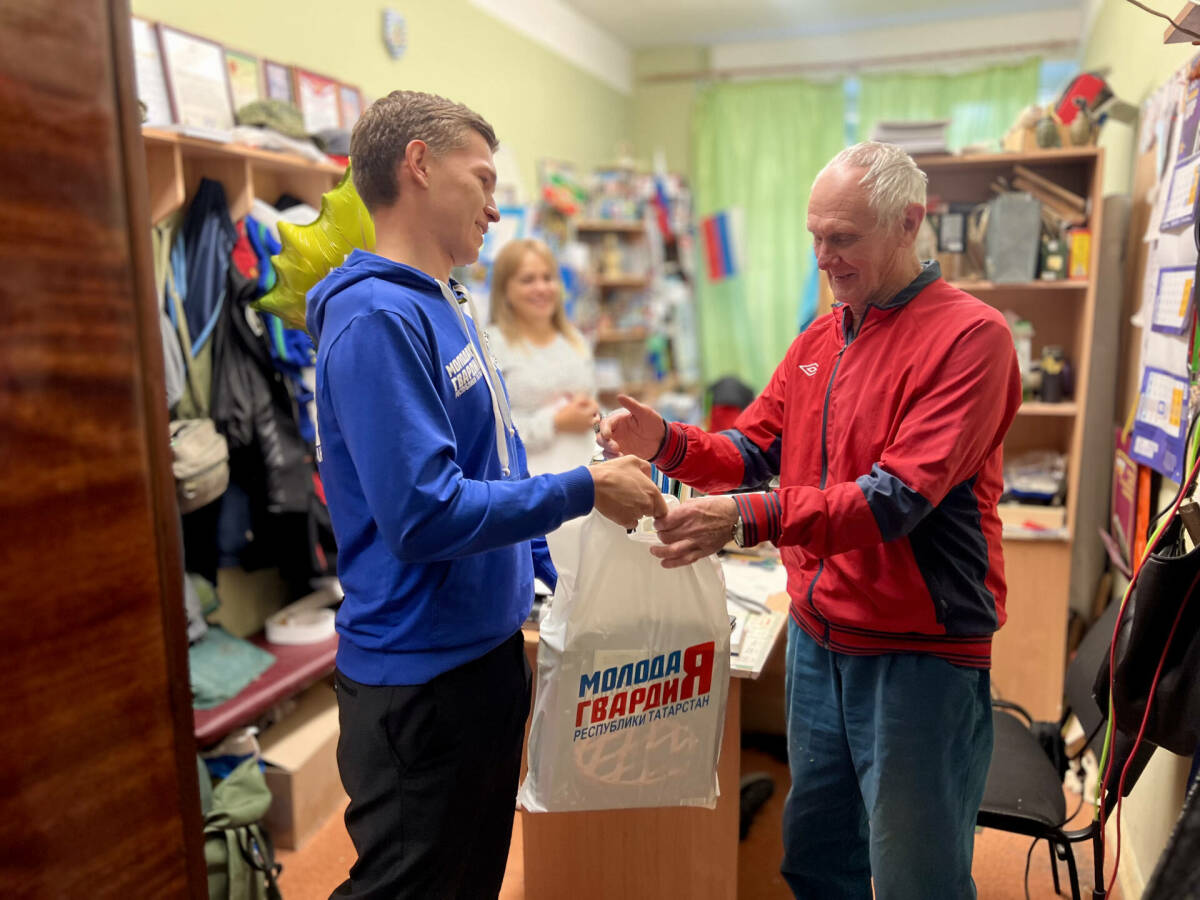 Молодогвардейцы Татарстана поздравили педагогов с профессиональным праздником