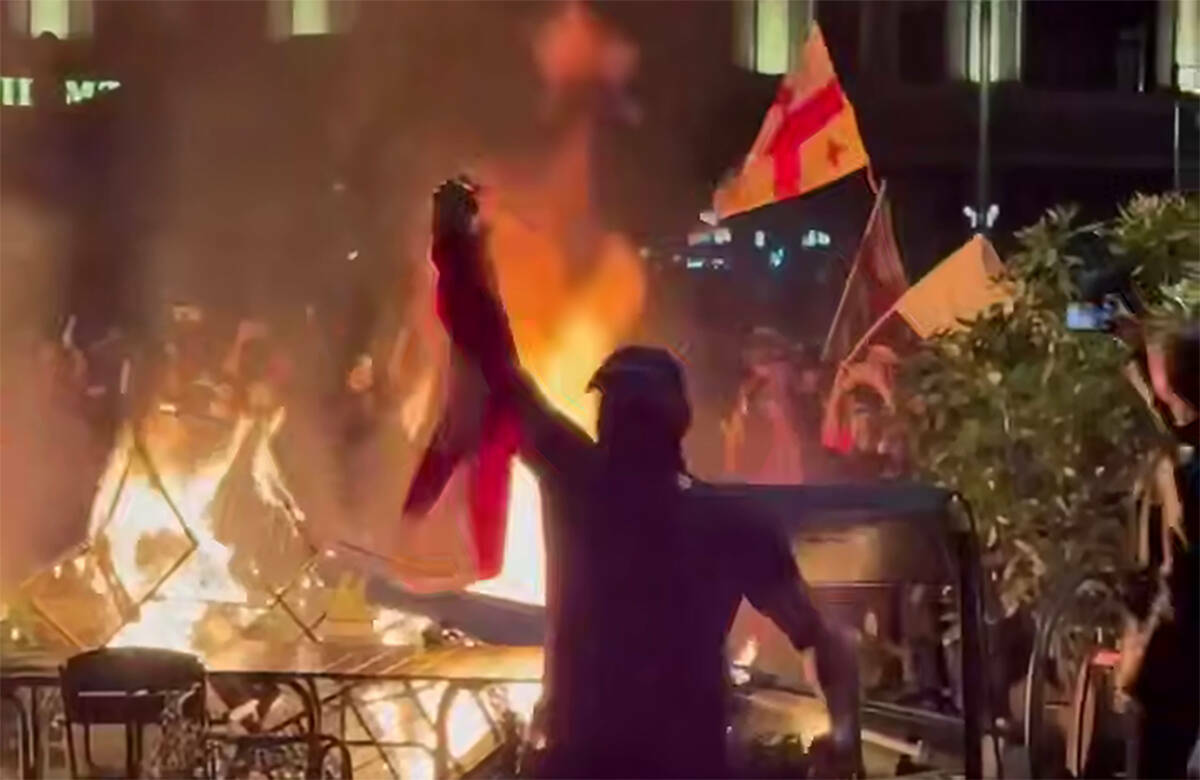 Пятая попытка устроить «майдан»: что стоит за уличными столкновениями в Грузии