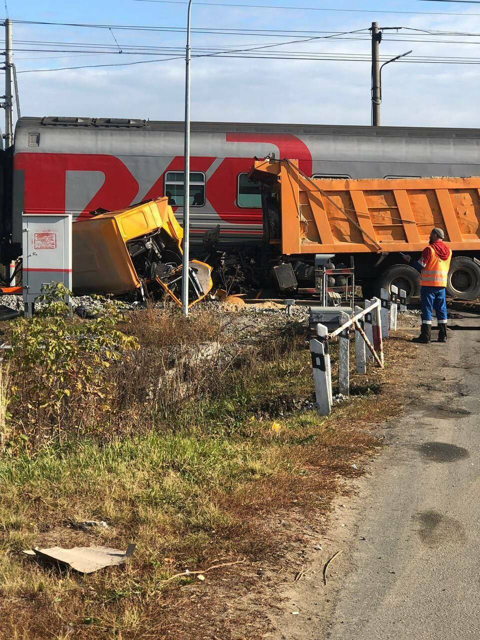 На переезде после Свияжска пассажирский поезд протаранил грузовик