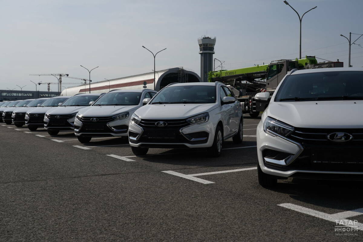 «Семья туда не влезет»: депутат ГД Лисовский раскритиковал вместимость LADA Vesta