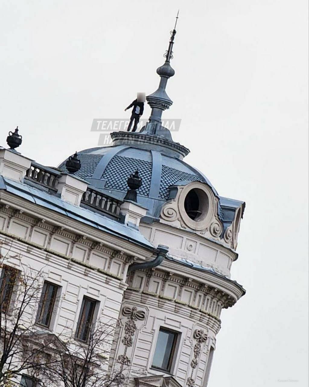 Полицейские ищут подростка, который забрался на крышу здания около Черного озера в Казани