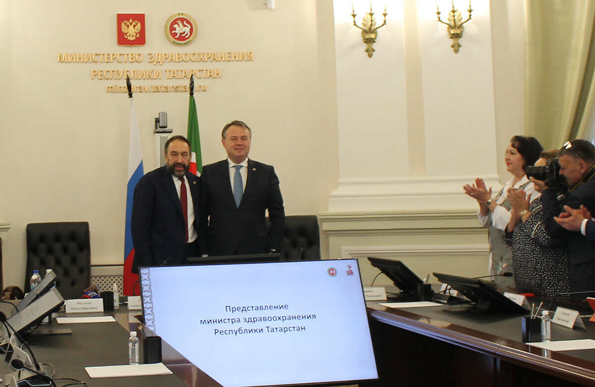 Альмир Абашевны Татарстан Сәламәтлек саклау министрлыгы коллективына тәкъдим иттеләр