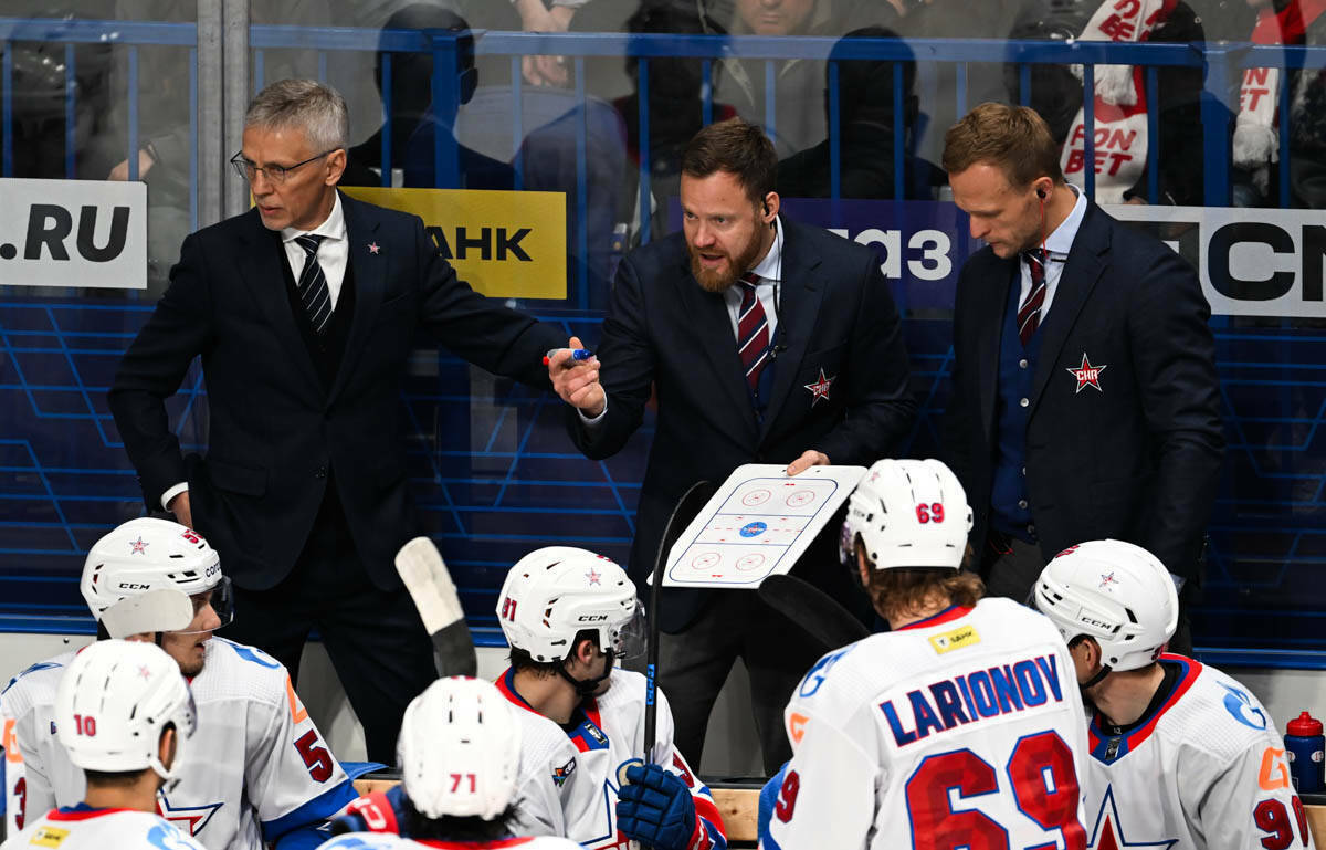 У наставника СКА проблемы с атмосферой в раздевалке: Ларионов поругался с Голдобиным
