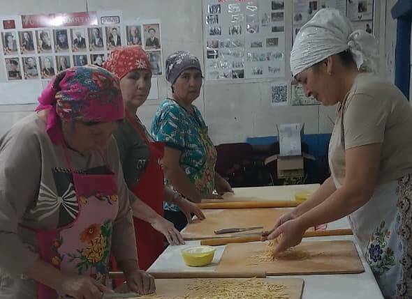 «Частичка заботы и тепла»: сельчанки Актанышского района приготовили лапшу бойцам СВО