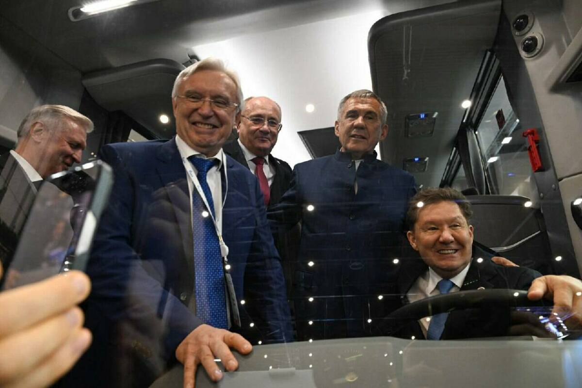 Минниханов и Миллер осмотрели стенды предприятий РТ на Петербургском газовом форуме