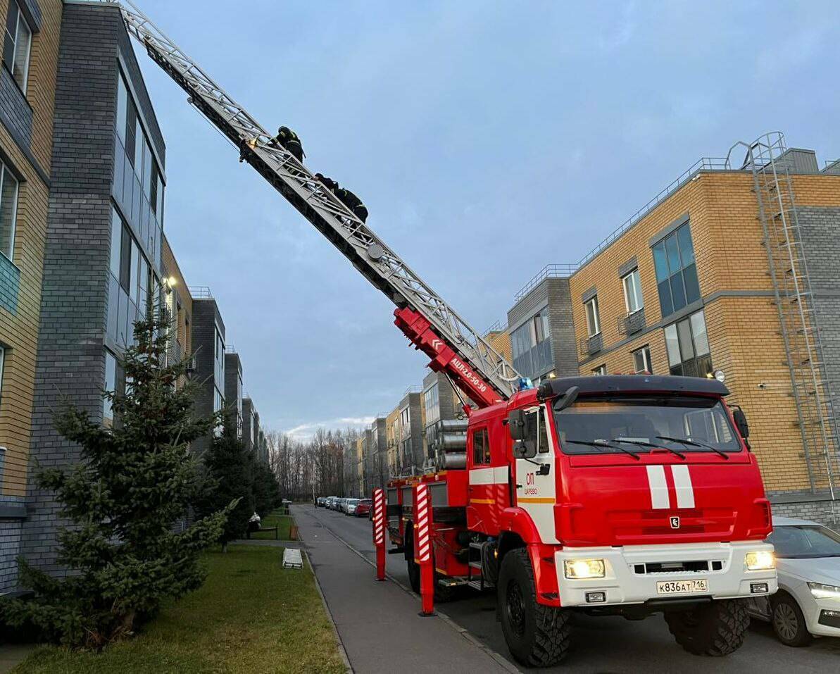 Пожарные спустили мальчика с крыши дома в ЖК «Царево»