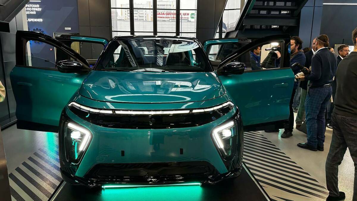 Электромобиль Атом выставили в визит-центре КАМАЗа и показали студентам