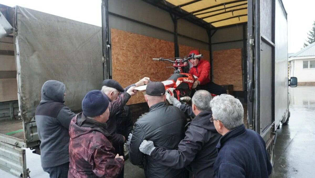 Два автомобиля, мотоциклы и 100 коробок: ютазинцы отправил технику и помощь на СВО