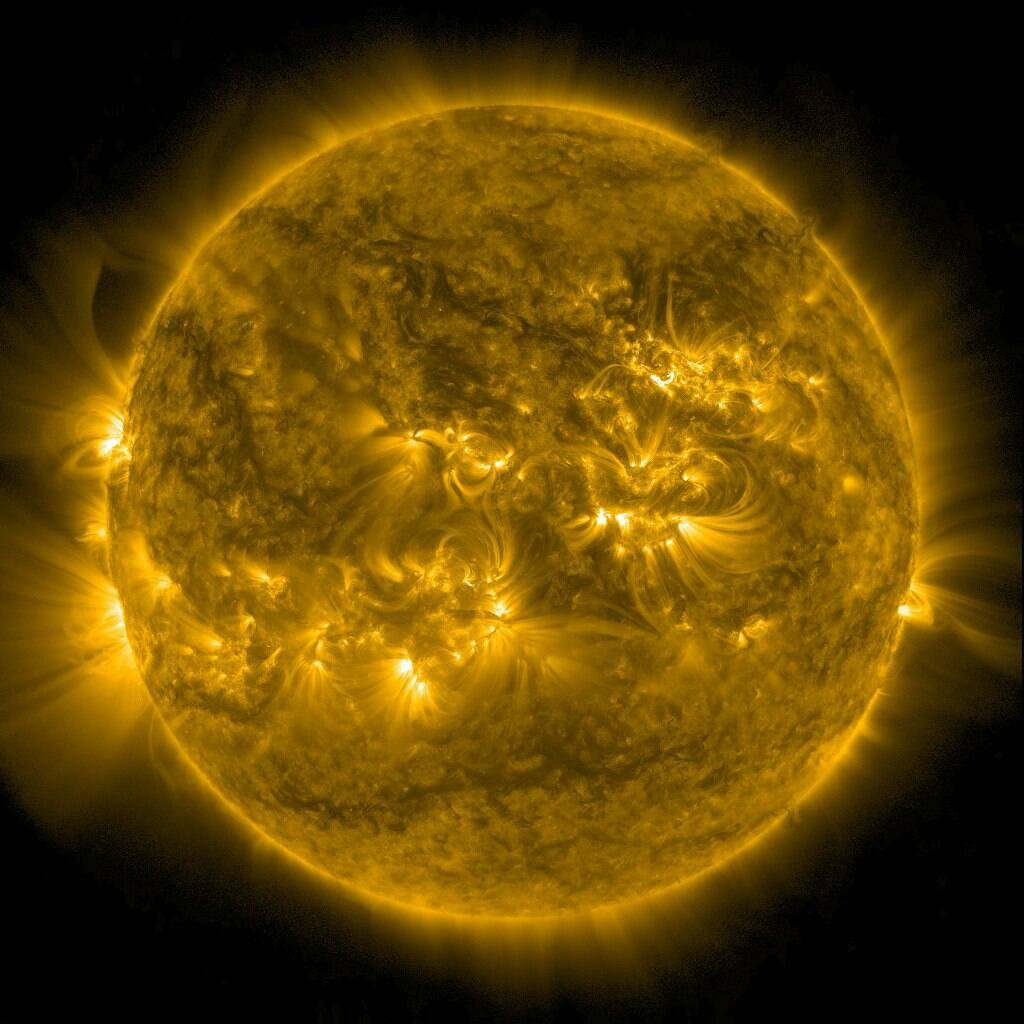 На Солнце продолжается сильная вспышечная активность со значительными рисками для Земли