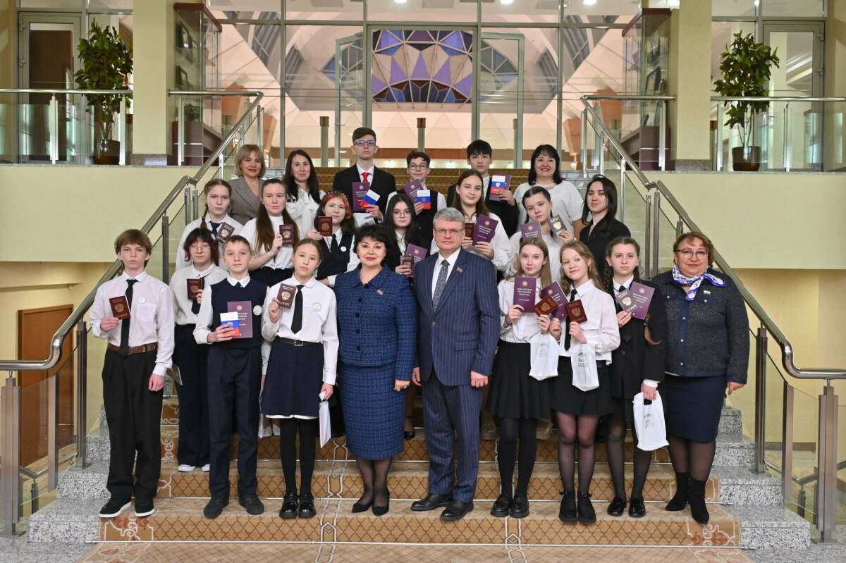 В Госсовете РТ вручили паспорта 16 юным татарстанцам