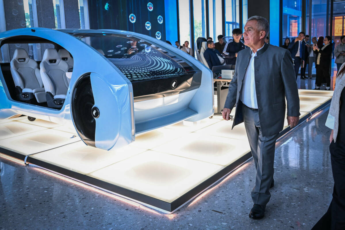 Летающее авто, голографии и роботы-доставщики: чем удивляли Минниханова в Китае