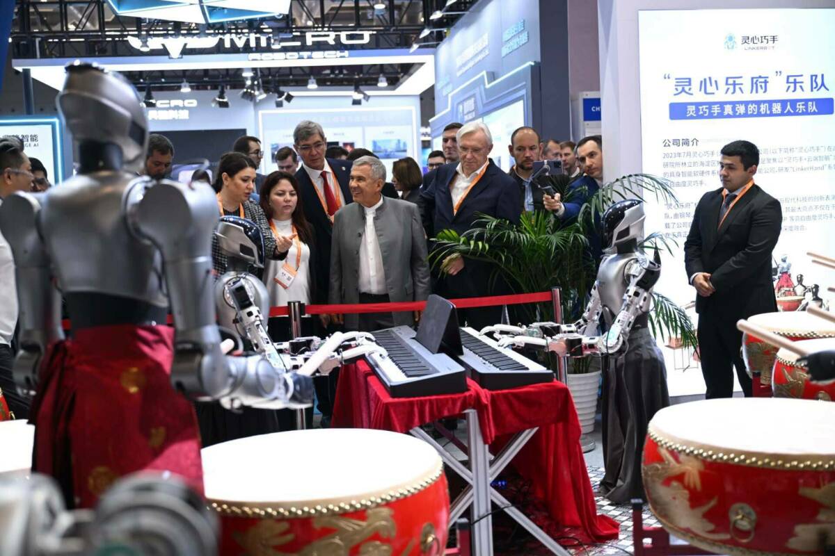 Рустам Минниханов прибыл в Шэньчжэнь и посетил выставку высоких технологий