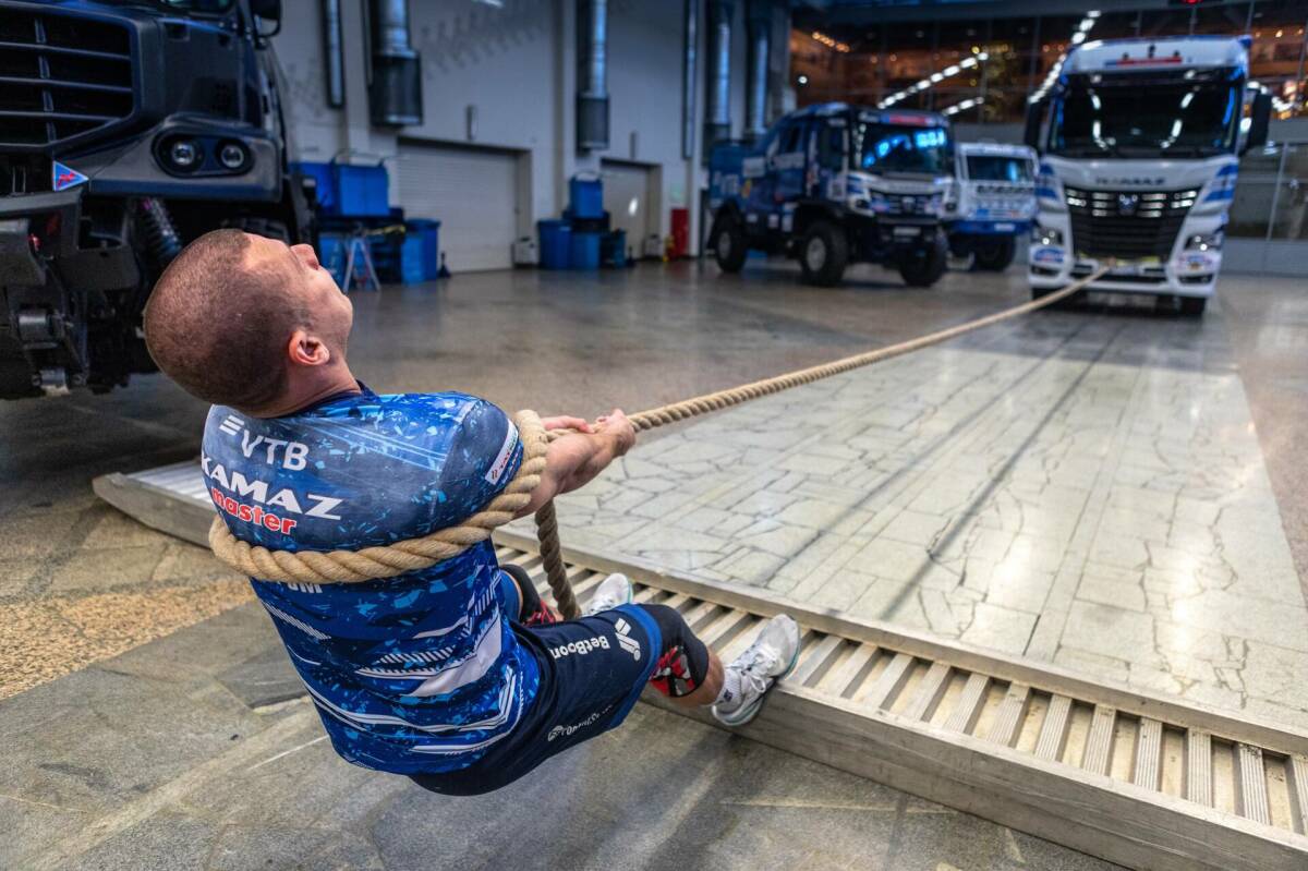 Силач Денис Вовк провел тренировку в центре «КАМАЗ-мастер» перед буксировкой авиалайнера