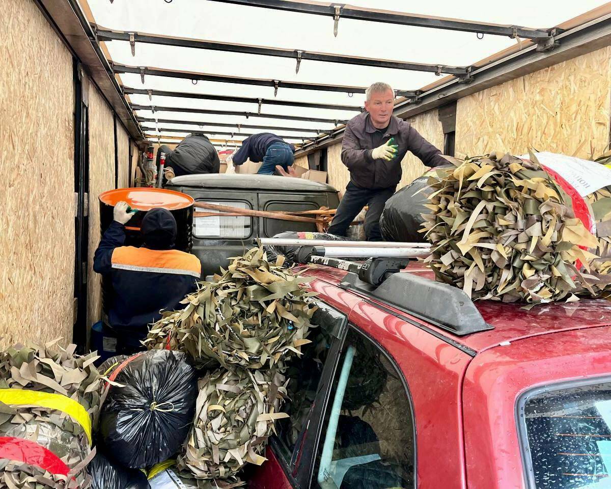 Три автомобиля, оборудование, личные посылки: нижнекамцы отправили 20 тонн помощи на СВО