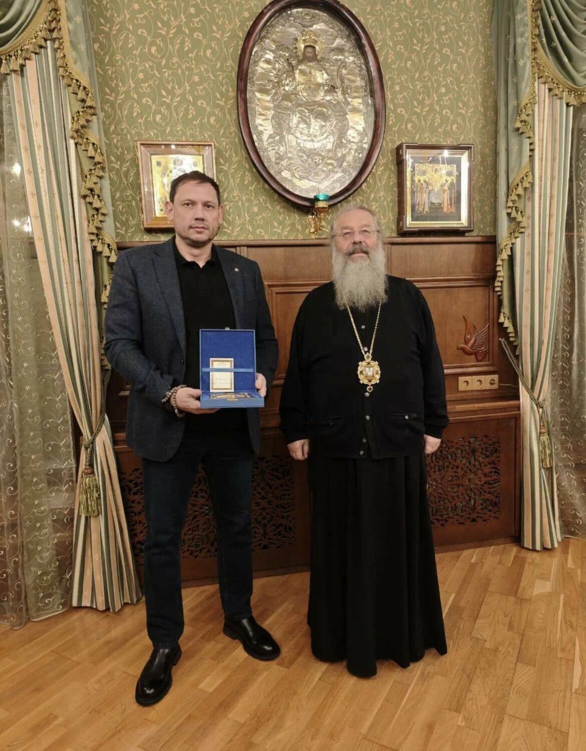 В Казани участник программы «Батырлар» передал митрополиту Кириллу икону из Мариуполя