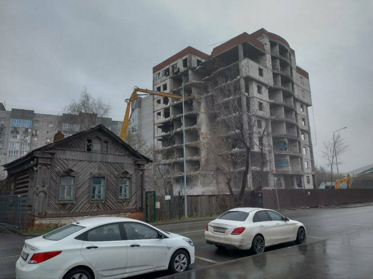 В Казани начали сносить долгострой у озера Кабан