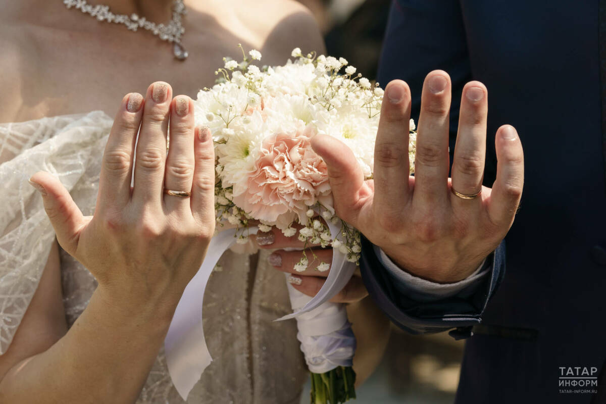 Депутат из Брянской области предложил ввести выплату за брак и штраф за развод