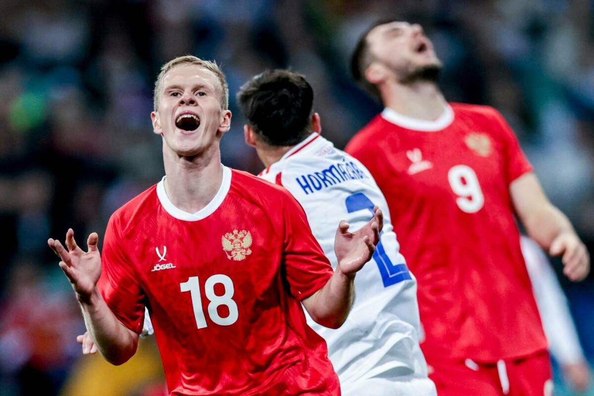 Сборная России потеряла три позиции в рейтинге ФИФА после ноябрьских матчей с Чили и Перу