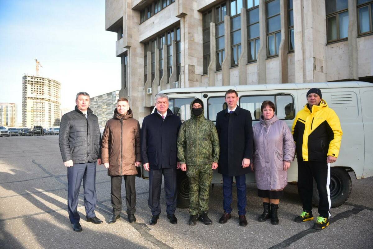В Челнах военнослужащему с позывным Дым передали автомобиль и помощь