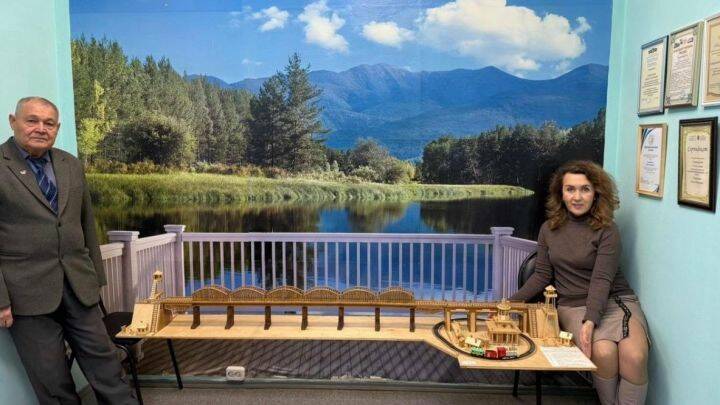 Краевед Ильгиз Нигматуллин передал Буинскому архиву документы и копию Романовского моста