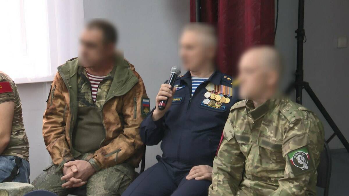 «Мы должны знать своих героев»: юные нижнекамцы встретились с бойцами СВО