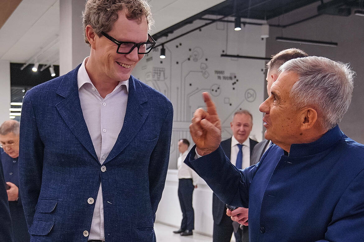 Шестые в России и первые в ПФО: Минниханов поздравил налоговиков с 35-летием службы