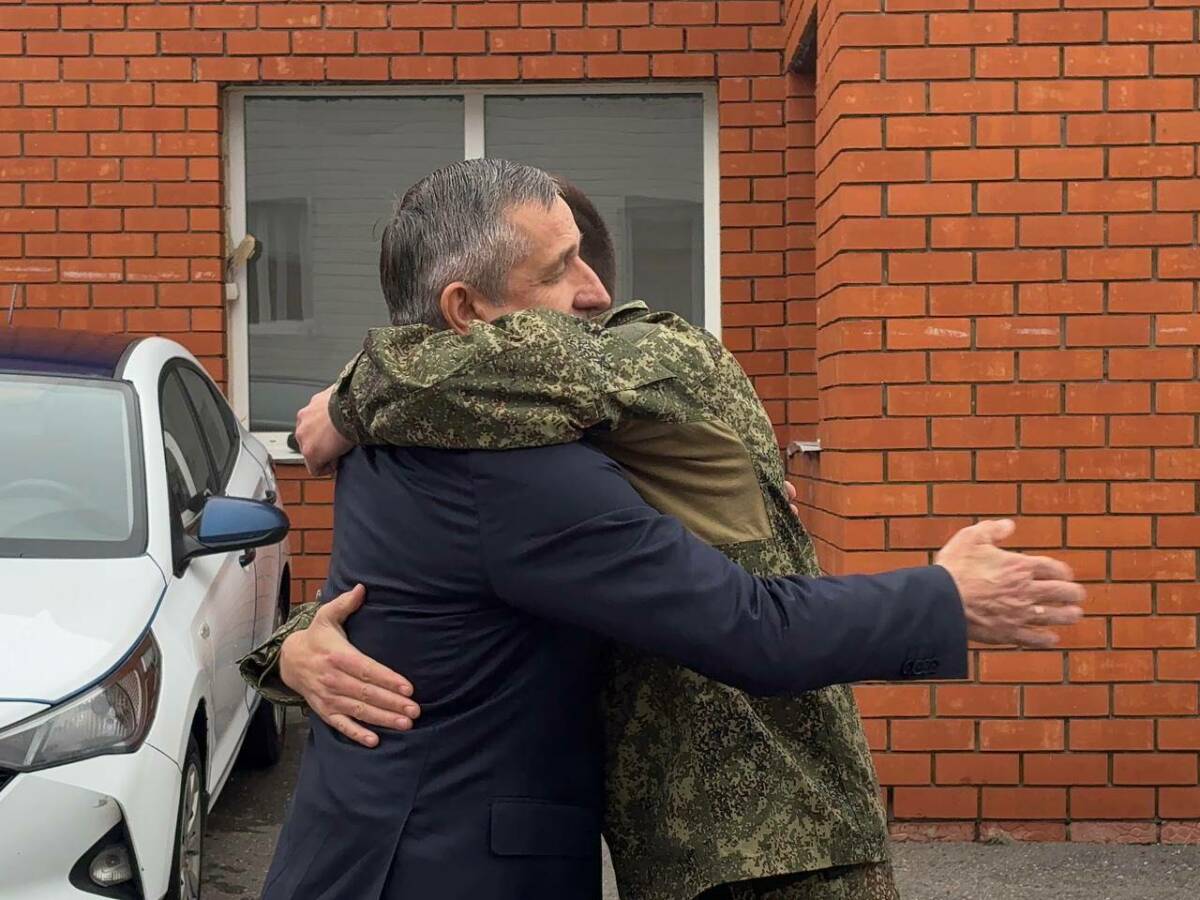 Глава Лаишевского района передал автомобиль участнику СВО