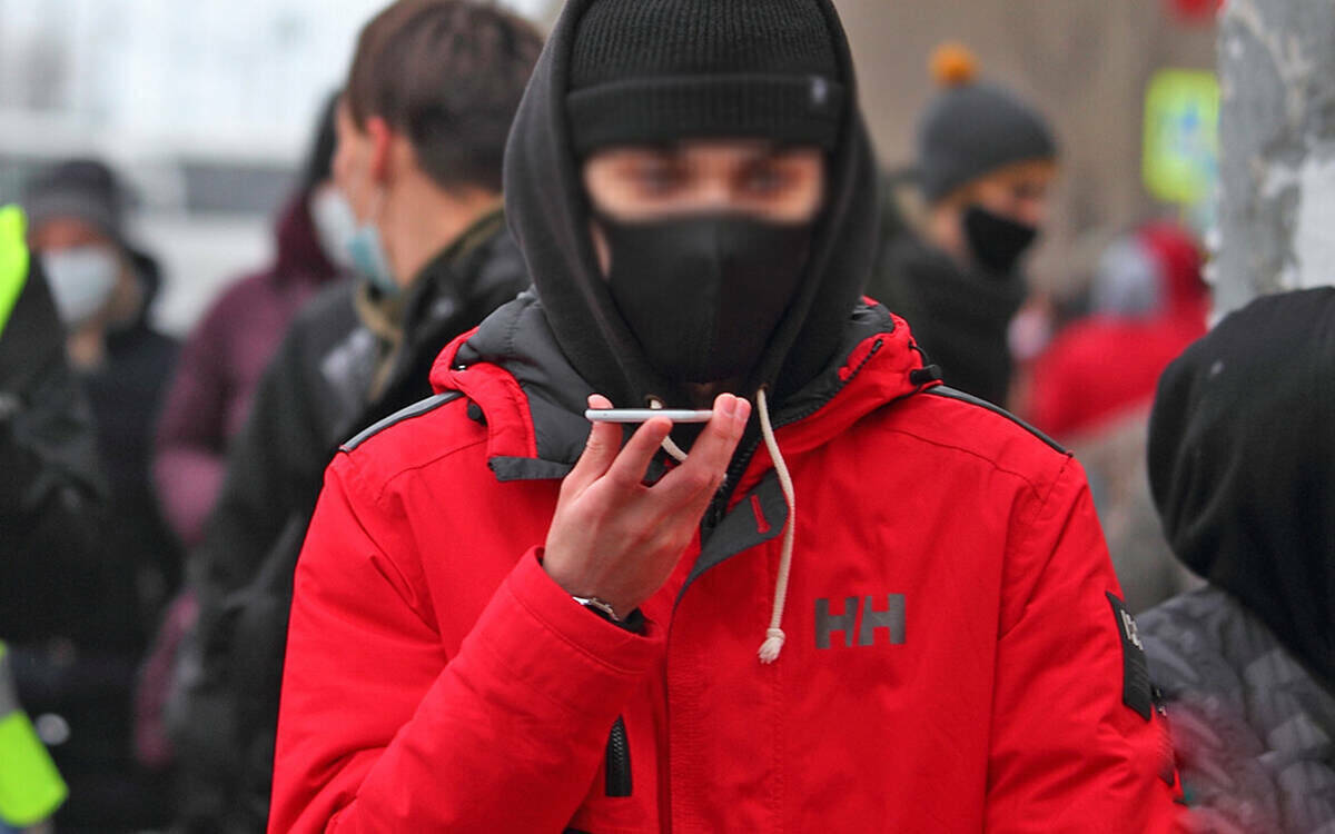 Запугивают, рассказывают небылицы о спонсировании террористов и ВСУ, а затем заставляют продать свое жилье – такие схемы мошенничеств, к сожалению, стали встречаться все чаще. Аферисты оставляют людей без квартир, а те, кто купил недвижимость у жертвы мошенников, теряют и деньги, и возможность въехать в новое жилье.