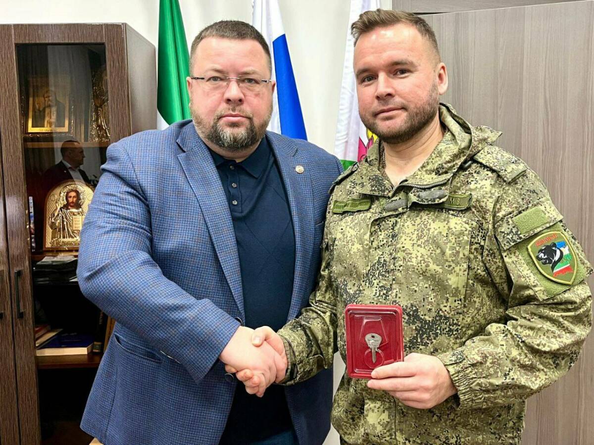 Глава Алексеевского района передал ключи от «Нивы» бойцу СВО