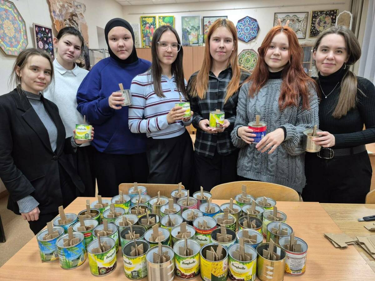 «Поддержать наших бойцов»: студентки Лениногорского колледжа делают окопные свечи для СВО