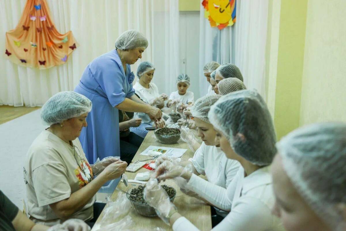 В Альметьевске дошкольники подготовили подарки для участников СВО