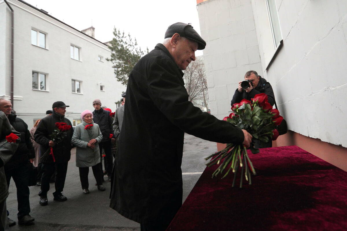 Фарид Мухаметшин возложил цветы к мемориальной доске Анвару Багаутдинову