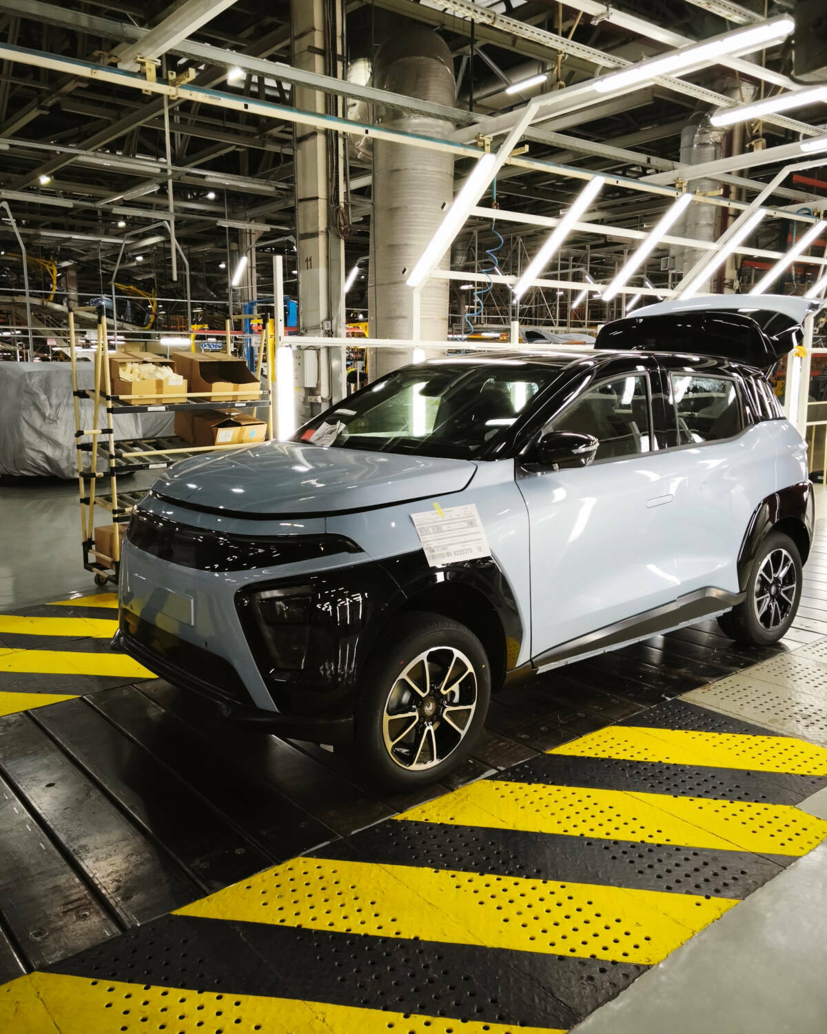 На конвейере в Москве собрали первый электромобиль «Атом»