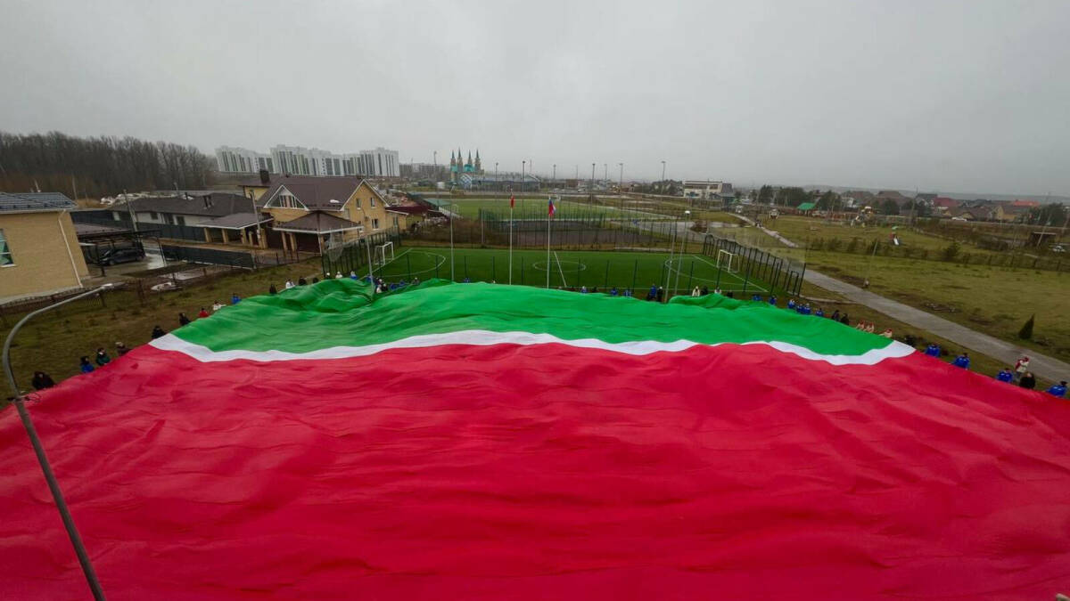 Молодогвардейцы Татарстана развернули огромный флаг в честь предстоящего Дня флага РТ