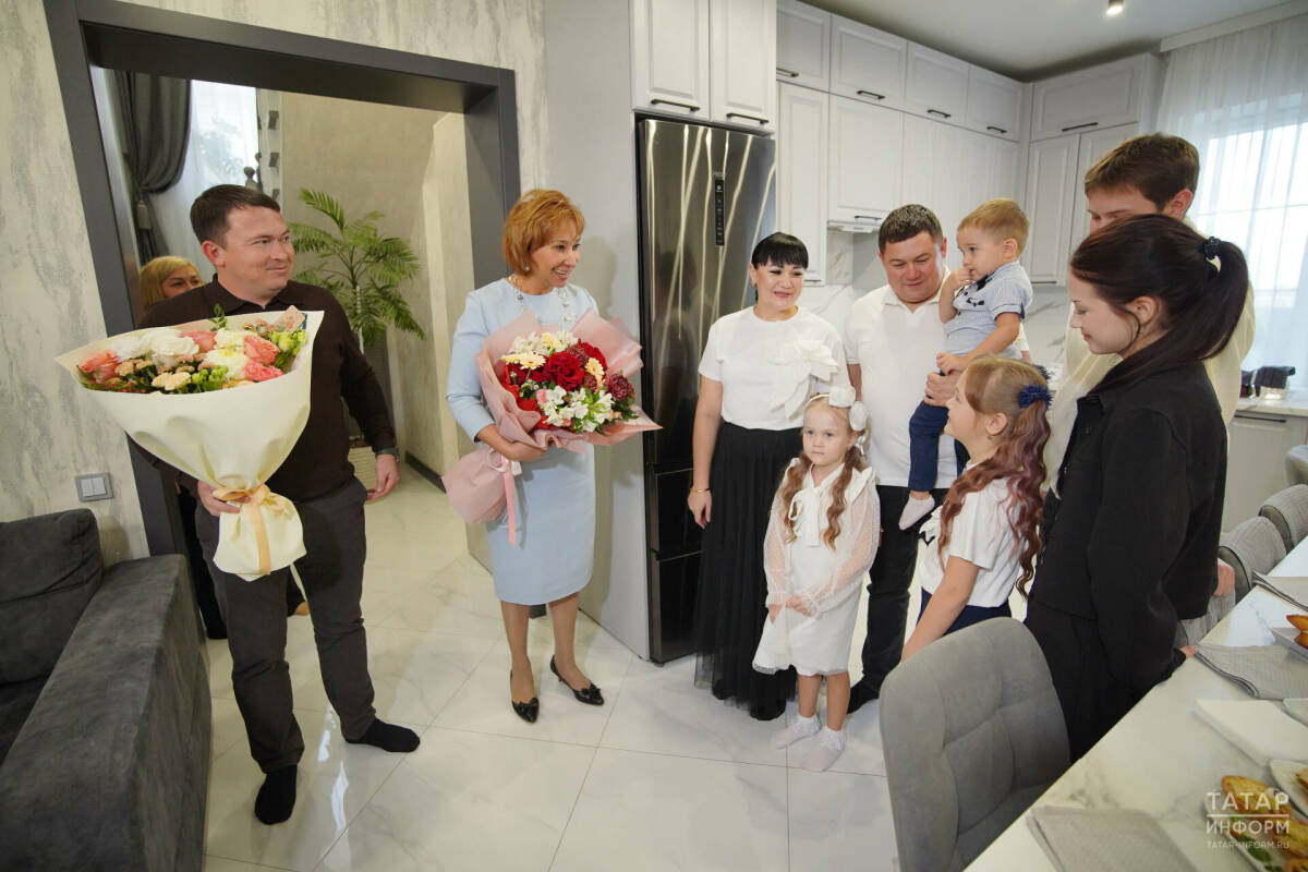 «Главное в семье – любовь»: министр труда РТ поздравила маму пятерых детей с Днем матери