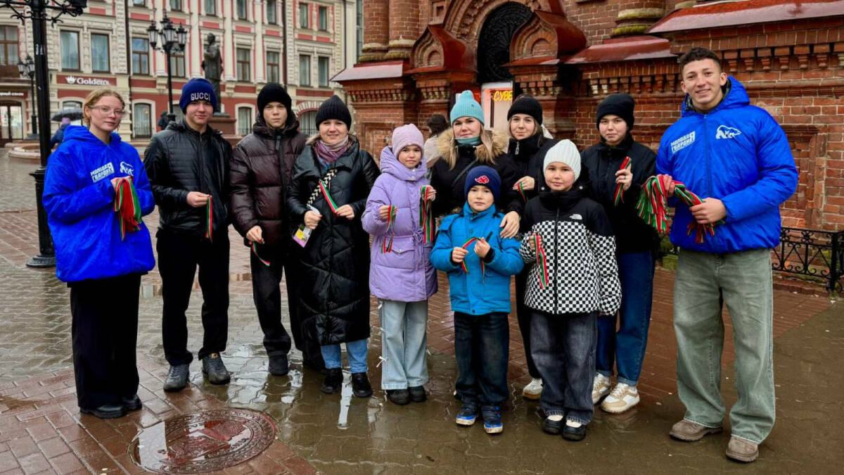 В преддверии Дня флага РТ молодогвардейцы раздали ленточки в его цветах в центре Казани
