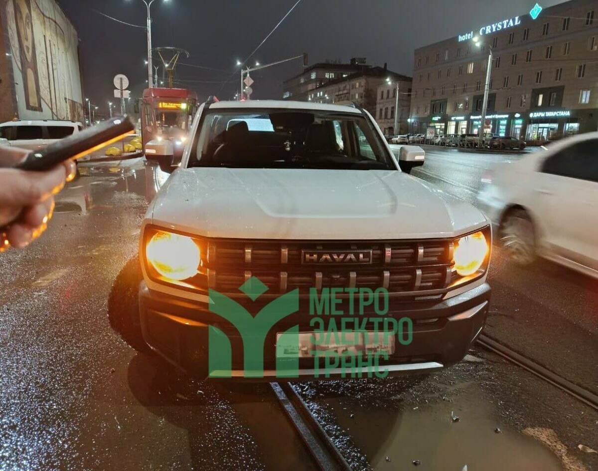 В Казани иномарка сломалась на трамвайных путях, встали трамваи трех маршрутов