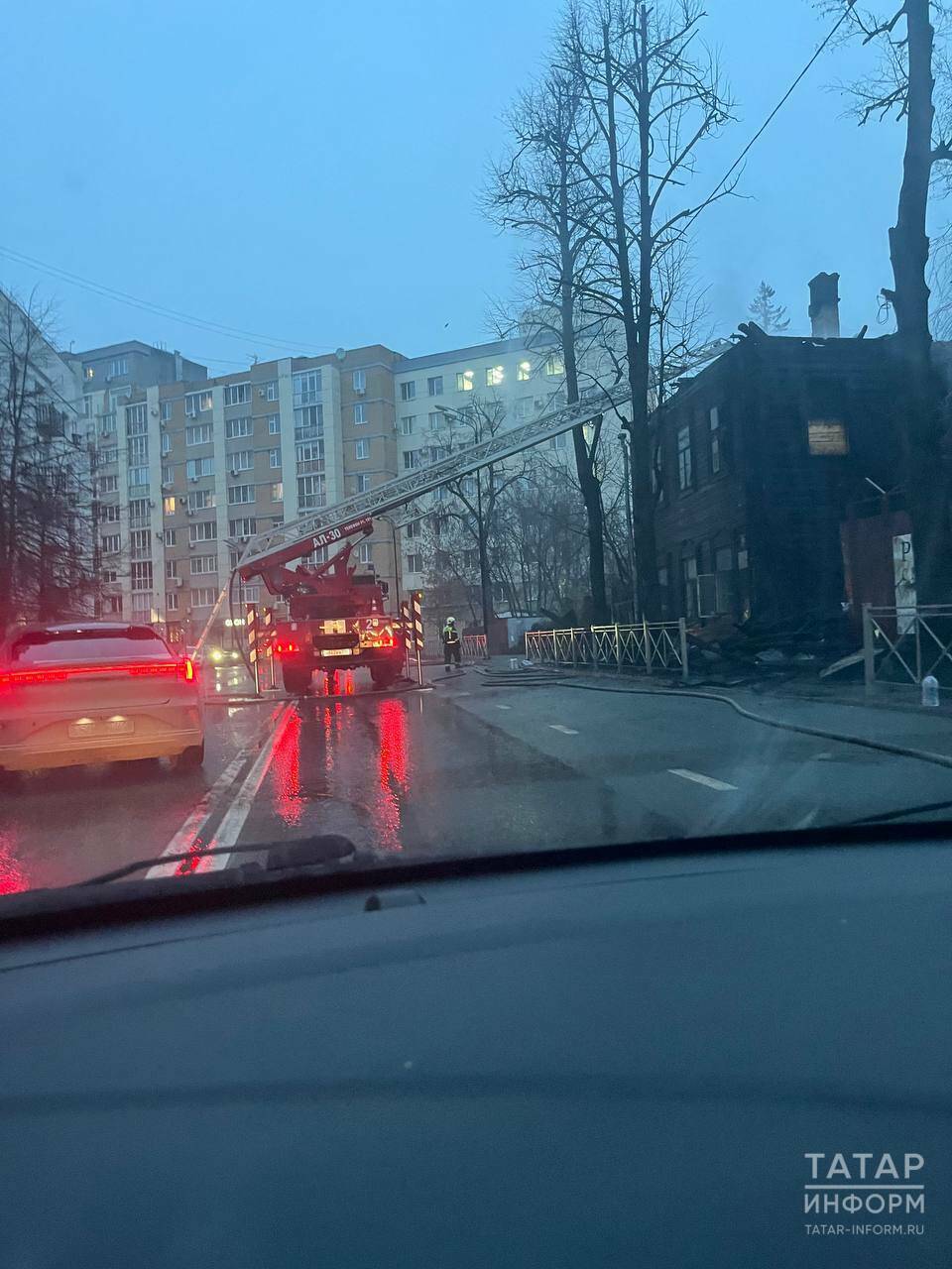 На Волкова в Казани потушили двухэтажный старинный дом