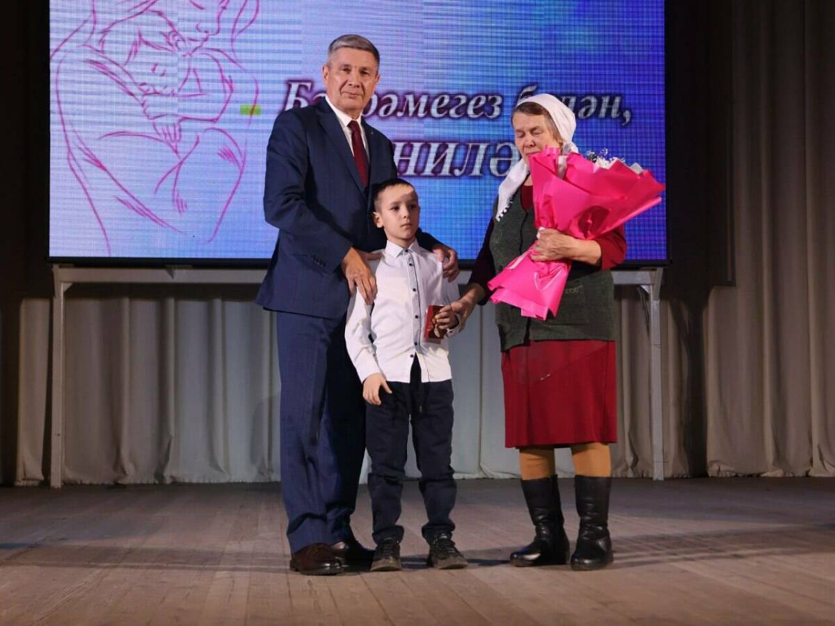 «Этот день – для самых дорогих людей»: в Актаныше матерям военных передали награды