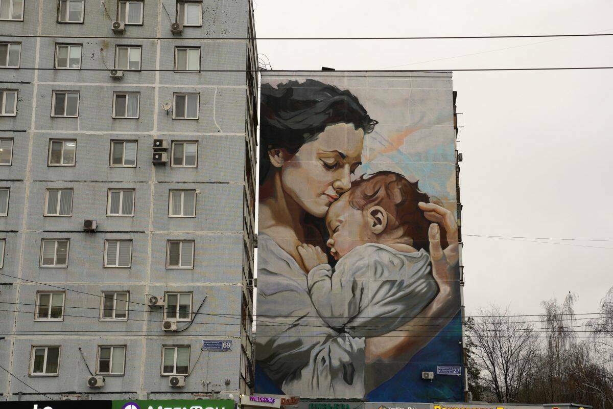 Посвященный Дню матери мурал открыли в Казани в преддверии праздника