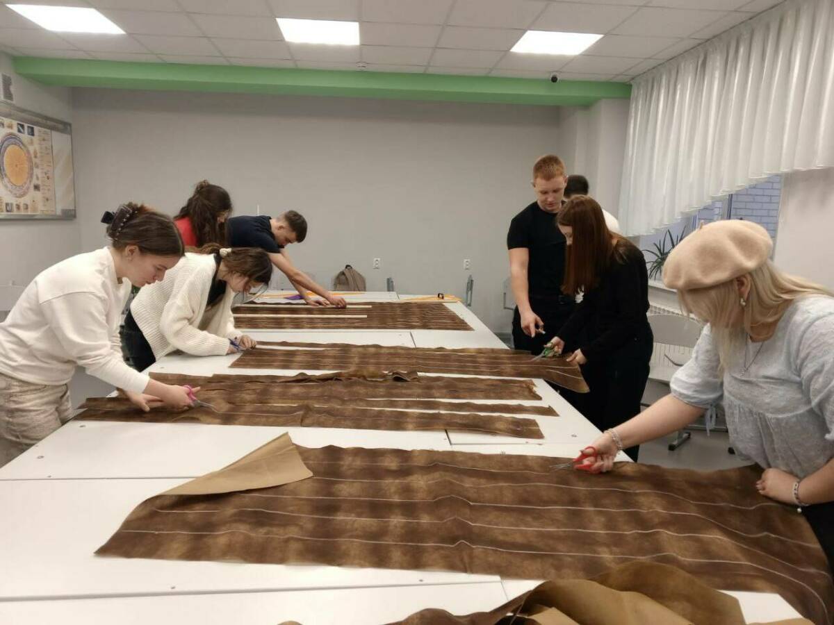 «Сделать что-то важное»: школьники Мензелинска плетут маскировочные сети для СВО