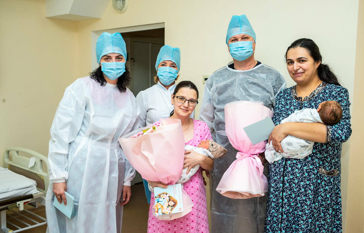 «Рождение малыша – событие для всех нас»: в роддом Нижнекамска от мэра доставили цветы