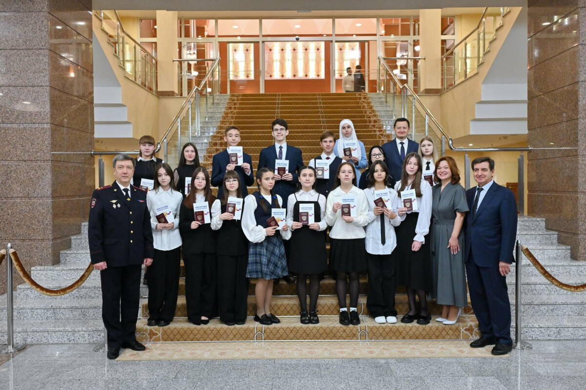 Зампред Госсовета РТ Юрий Камалтынов вручил паспорта юным татарстанцам