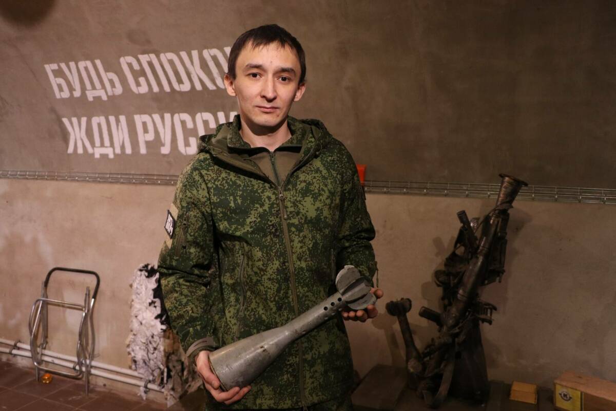 «Такая мина упала рядом со мной»: ветеран СВО стал экскурсоводом музея в Казани
