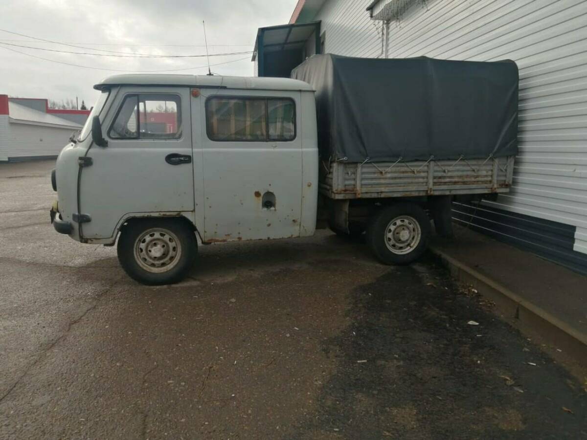 Прихожане церкви Святителя Макария в Заинске передали УАЗ для нужд фронта