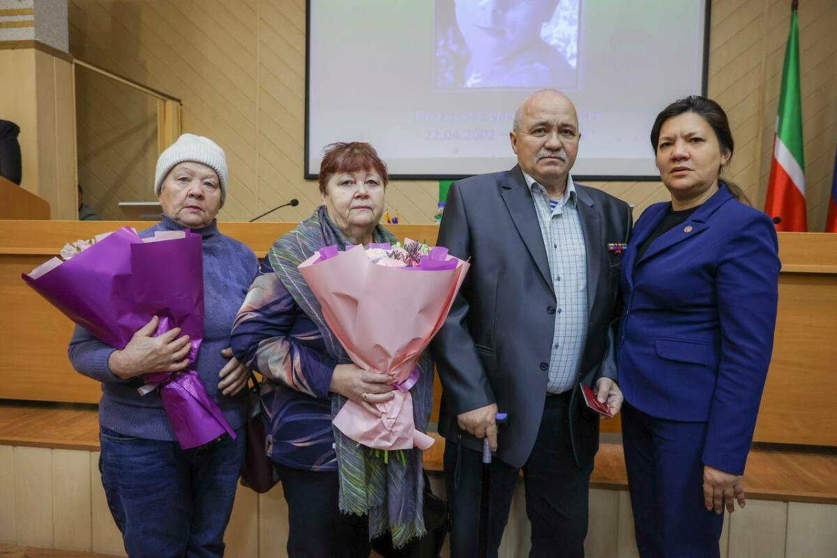 В Альметьевске семьям участников СВО вручили ордена Мужества и медали Суворова