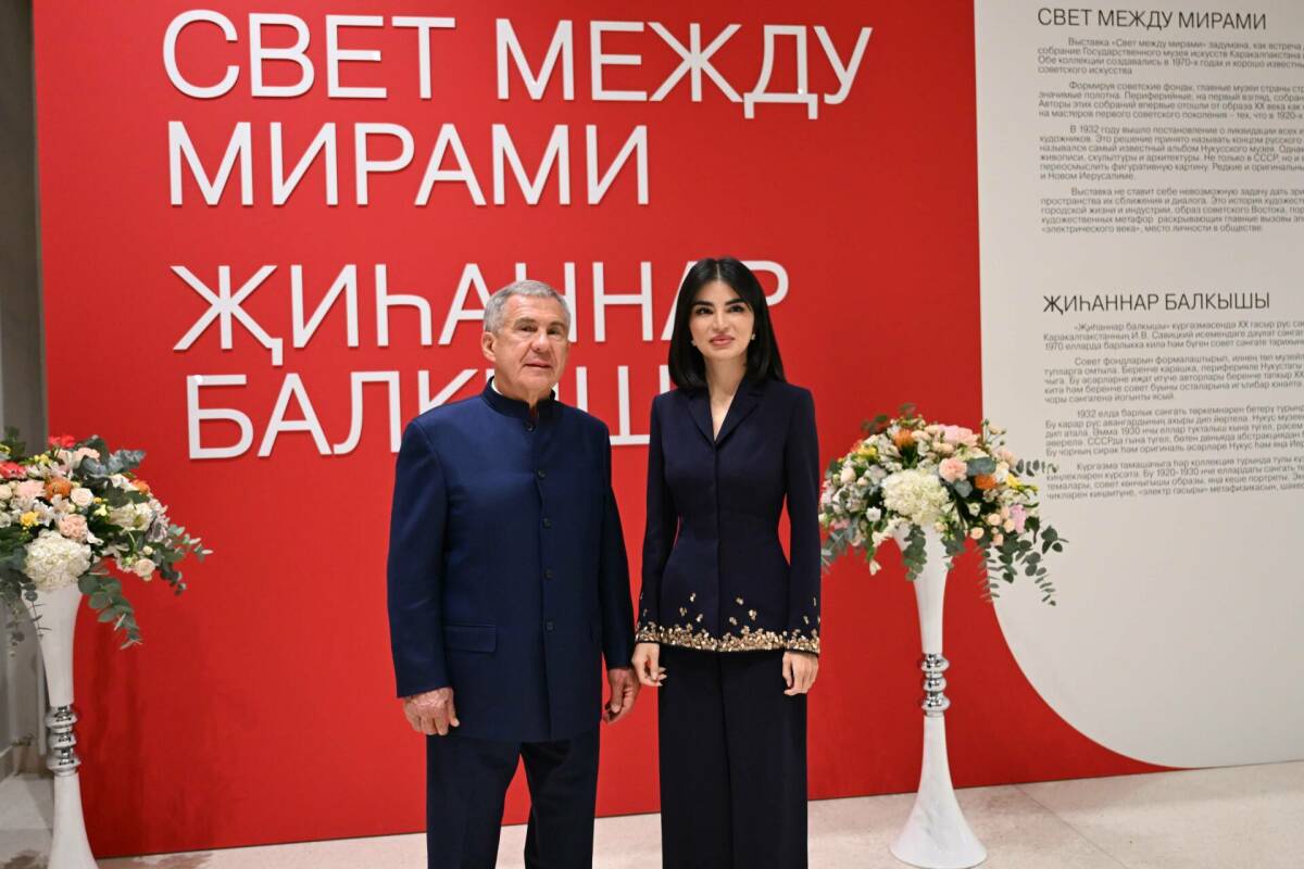 Минниханов и глава администрации лидера Узбекистана посетили выставку «Свет между мирами»